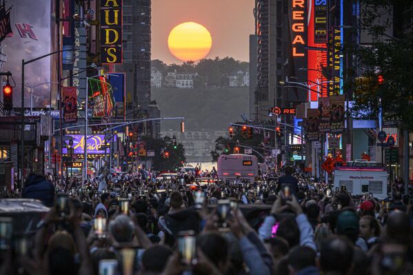 Солнце садится на одной линии с улицами Манхэттена, идущими с востока на запад, также известными как Манхэттенхендж, в Нью-Йорке 30 мая 2023 года - Sputnik Молдова