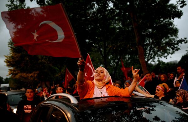 Сторонница действующего президента Турции Реджепа Тайипа Эрдогана в Стамбуле - Sputnik Молдова