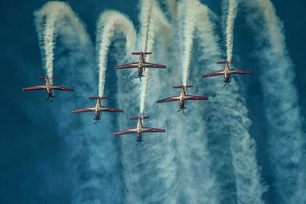 Маневры пилотажной группы &quot;Юпитер&quot; (JAT) ВВС Индонезии во время выступления в Пеканбару, провинция Риау, 28 мая 2023 года. - Sputnik Молдова