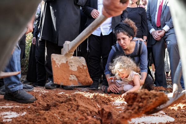 Жена Меира Тамари, 32-летнего израильского поселенца, застреленного накануне, оплакивает могилу во время похорон на региональном кладбище Шакед на севере оккупированного Западного берега 31 мая 2023 года. - Sputnik Молдова