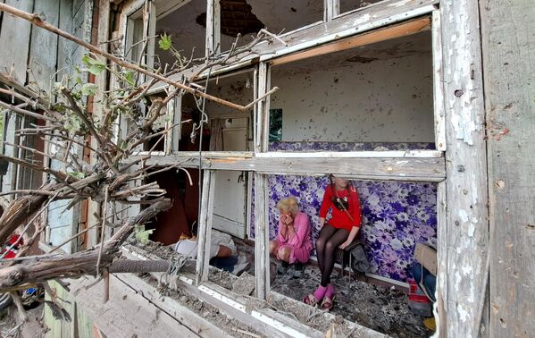 Жители дома в Горловке Донецкой народной республики, пострадавшего от обстрела со стороны ВСУ - Sputnik Молдова