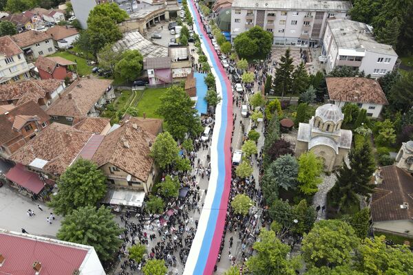 Люди держат гигантский сербский флаг во время акции протеста в городе Звечан на севере Косово, среда, 31 мая 2023 года. Сотни этнических сербов начали собираться перед мэрией в своих неоднократных попытках захватить офисы одного из муниципалитетов, где на прошлой неделе свои посты заняли мэры этнических албанцев. - Sputnik Молдова