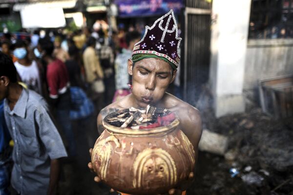 Верующий индуист идет по горящему углю во время фестиваля хождения по огню в Янгоне 28 мая 2023 года. - Sputnik Молдова