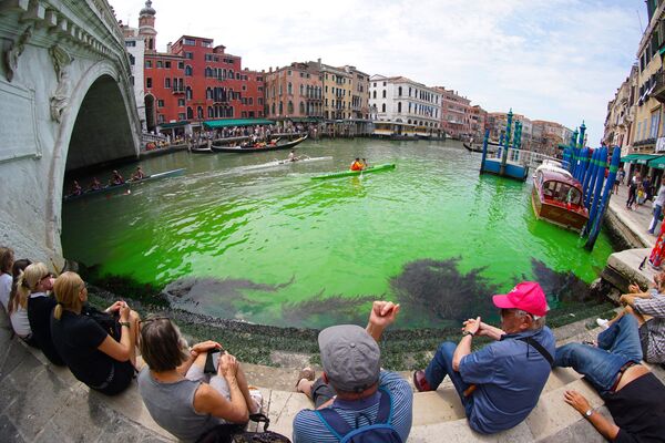 На фотографии, сделанной и опубликованной 28 мая 2023 года итальянским информационным агентством Ansa, видны флуоресцентные зеленые воды под мостом Риальто на Большом канале Венеции. - Sputnik Молдова