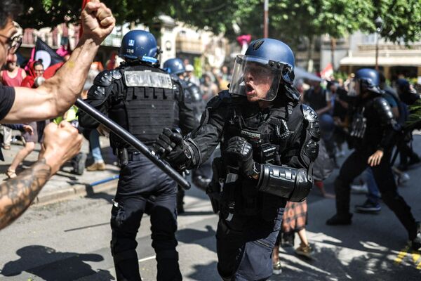 Столкновения протестующих с французскими жандармами во время демонстрации против пенсионной реформы в кулуарах 25-й конференции малых городов. - Sputnik Молдова