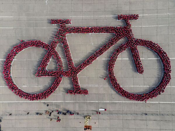 Тысячи людей собрались вместе, чтобы сформировать самое большое изображение велосипеда в попытке побить мировой рекорд Гиннеса, в парке О&#x27;Хиггинс в Сантьяго, Чили, в субботу, 27 мая 2023 года. - Sputnik Молдова