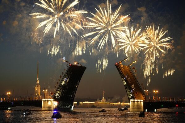 Фейерверк взрывается над Дворцовым разводным мостом через Неву во время празднования 320-летия Санкт-Петербурга, в Санкт-Петербурге, Россия, рано утром в воскресенье, 28 мая 2023 года. - Sputnik Молдова