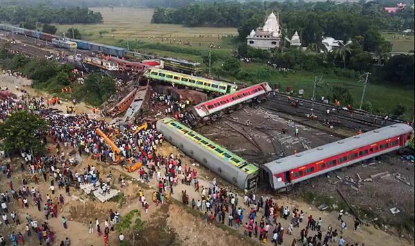 Вид места крушения поездов в Индии. - Sputnik Молдова