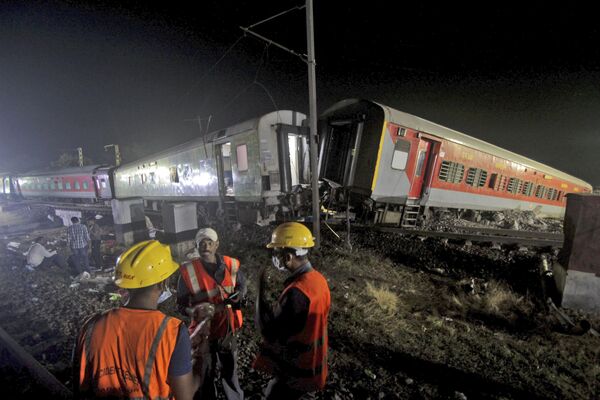 Спасатели работают на месте крушения поездов в Индии. - Sputnik Молдова