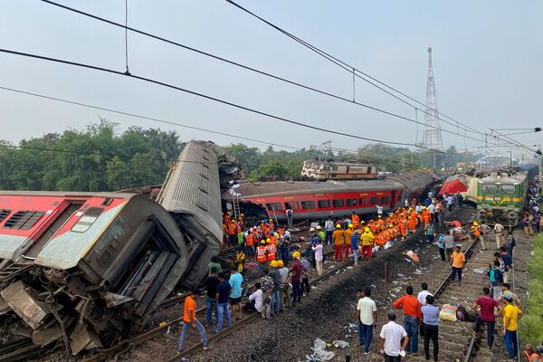 Спасатели работают на месте крушения поездов в Индии. - Sputnik Молдова