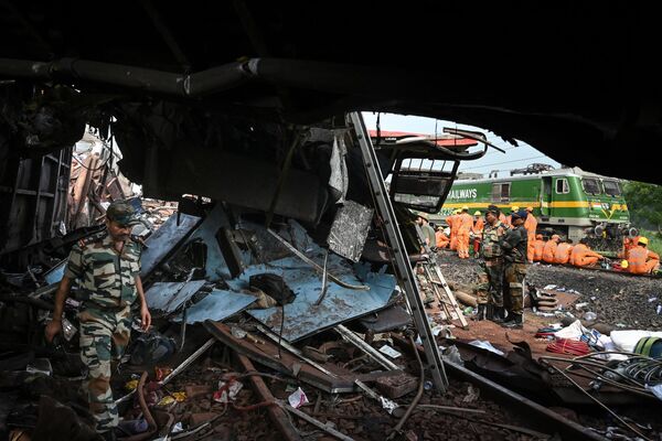Военные инспектируют разрушенные в результате крушения поезда, Индия. - Sputnik Молдова
