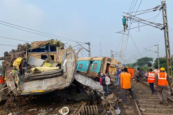 Спасатели ищут выживших после столкновения поездов в Индии. - Sputnik Молдова