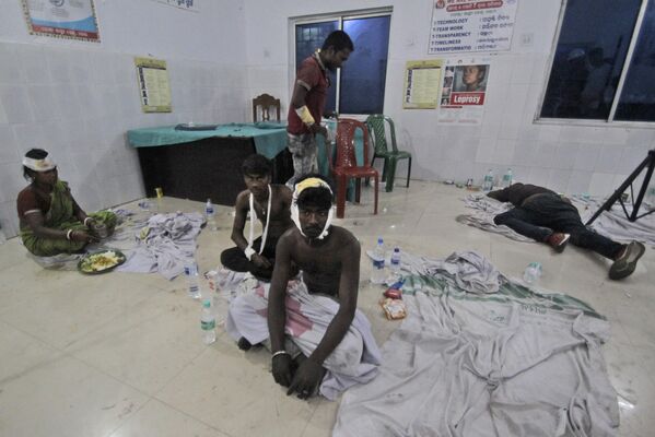 Выжившие пассажиры поездов, потерпевших крушение в Индии. - Sputnik Молдова