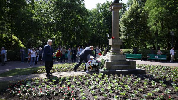 Возложение цветов к памятнику А. С. Пушкина в Кишиневе - Sputnik Молдова