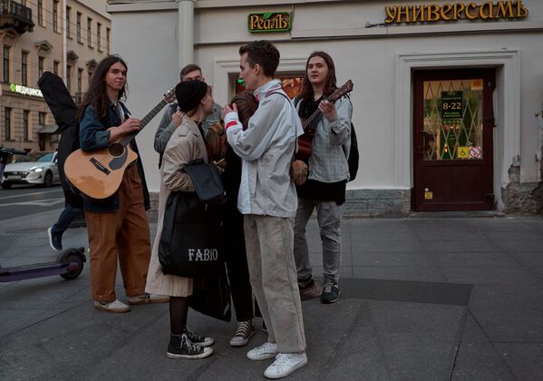 Молодые люди на Казанской улице во время белых ночей в Санкт-Петербурге - Sputnik Молдова