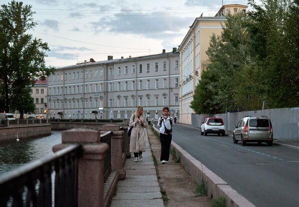 Девушки прогуливаются у канала Грибоедова во время белых ночей в Санкт-Петербурге - Sputnik Молдова