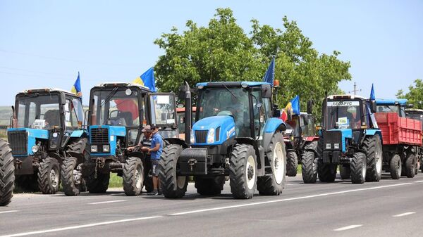 Молдавские аграрии в знак протеста перекрыли трассу сельхозтехникой - Sputnik Молдова