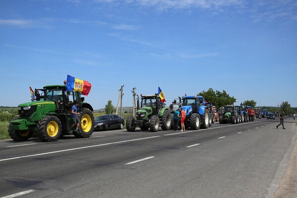 Сельскохозяйственная техника молдавских аграриев во время акции протеста на трассе близ Леушен.  - Sputnik Молдова