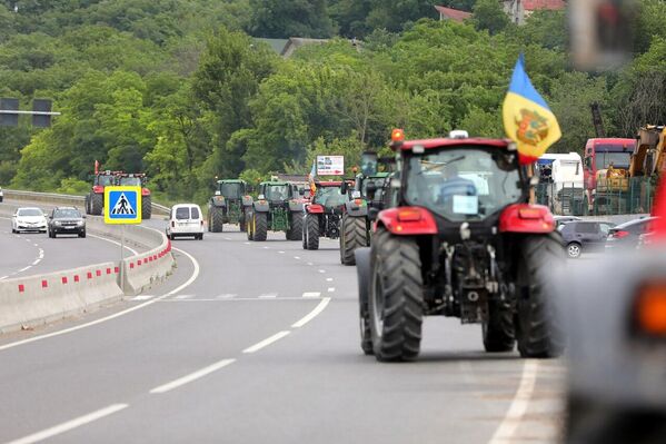 Протест фермеров в Молдове, одна из трасс, ведущих в Кишинев. - Sputnik Молдова