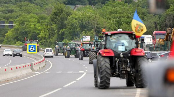 Трактором по проблемам: молдавские фермеры поехали протестовать в Кишинев - Sputnik Молдова