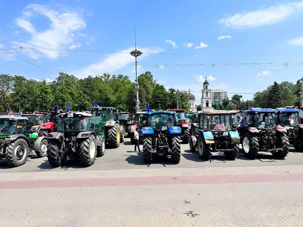 Acțiune de protest a fermierilor în fața clădirii Guvernului. - Sputnik Moldova