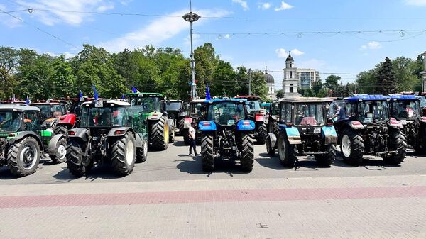 Нашла коса на камень: тракторный протест фермеров в Кишиневе - Sputnik Молдова