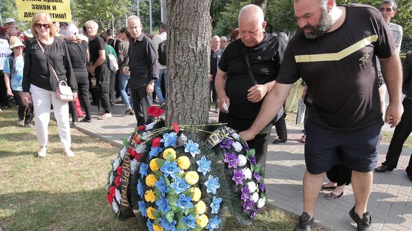 В Молдове хотят ограничить использование искусственных погребальных венков - Sputnik Молдова