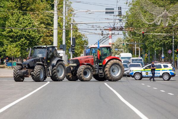 Фермеры на тракторах съезжаются на центральную площадь Кишинева. - Sputnik Молдова