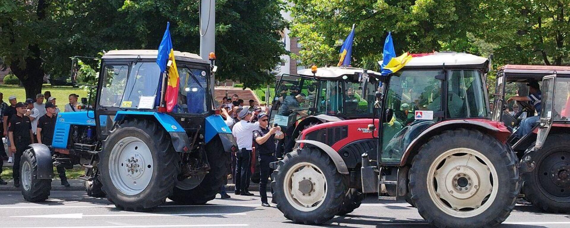 Протест фермеров перед зданием парламента в центре Кишинева - Sputnik Молдова, 1920, 22.06.2023