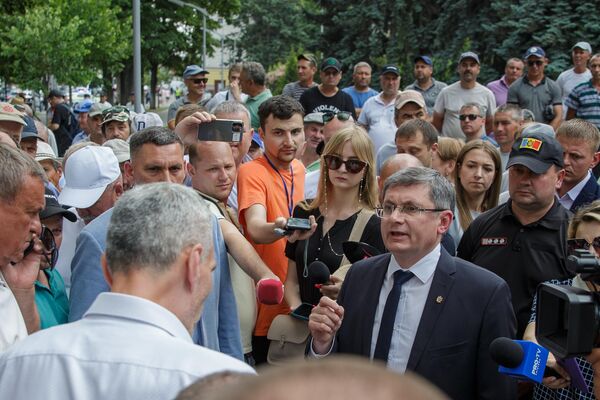 Спикер парламента Игорь Гросу на встрече с протестующими в центре Кишинева фермерами. - Sputnik Молдова