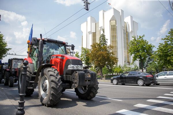 Тракторы протестующих на фоне здания администрации президента. - Sputnik Молдова