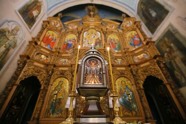 Candelă cu Focul Sfânt adus de la Ierusalim la Biserica Sfânta Înviere de lângă Lavra Kiev-Pechersk. - Sputnik Moldova