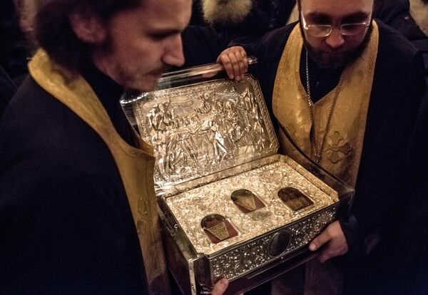 Preoții poartă darurile Magilor în Catedrala Adormirea Maicii Domnului a Lavrei Kiev-Pechersk din Kiev. - Sputnik Moldova