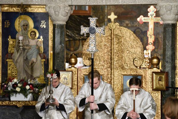 Preoți în timpul slujbei de Crăciun la Lavra Kiev-Pechersk din Kiev. - Sputnik Moldova