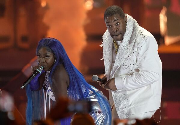 Spice (слева) и Busta Rhymes исполняют So Mi Like It на церемонии вручения премии BET Awards в Лос-Анджелесе, США. - Sputnik Молдова