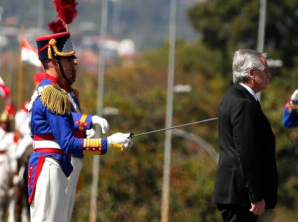 Президент Аргентины Альберто Фернандес осматривает почетный караул, Бразилия. - Sputnik Молдова