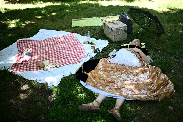 Женщина, одетая в костюм 17-го века, отдыхает в тени, Франция. - Sputnik Молдова