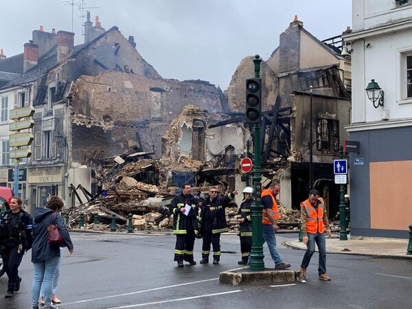 Clădirea arsă a unei farmacii din orașul francez Montargis care a fost incendiată în urma protestelor. - Sputnik Moldova