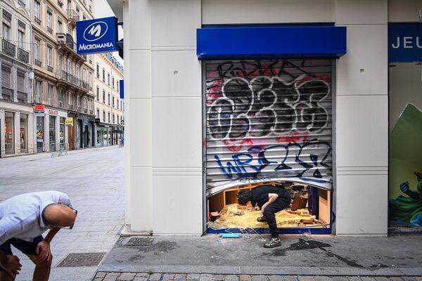 Edificiul unui magazin din Lyon după ce a fost jefuit în timpul protestelor. - Sputnik Moldova