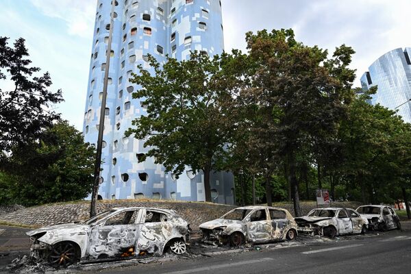 Mașini arse după protestele din Nanterre. - Sputnik Moldova