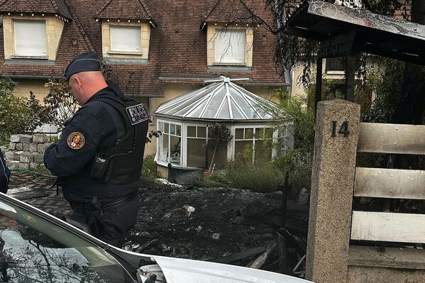 Casa distrusă a primarului din L&#x27;Ail-le-Rose după proteste. - Sputnik Moldova