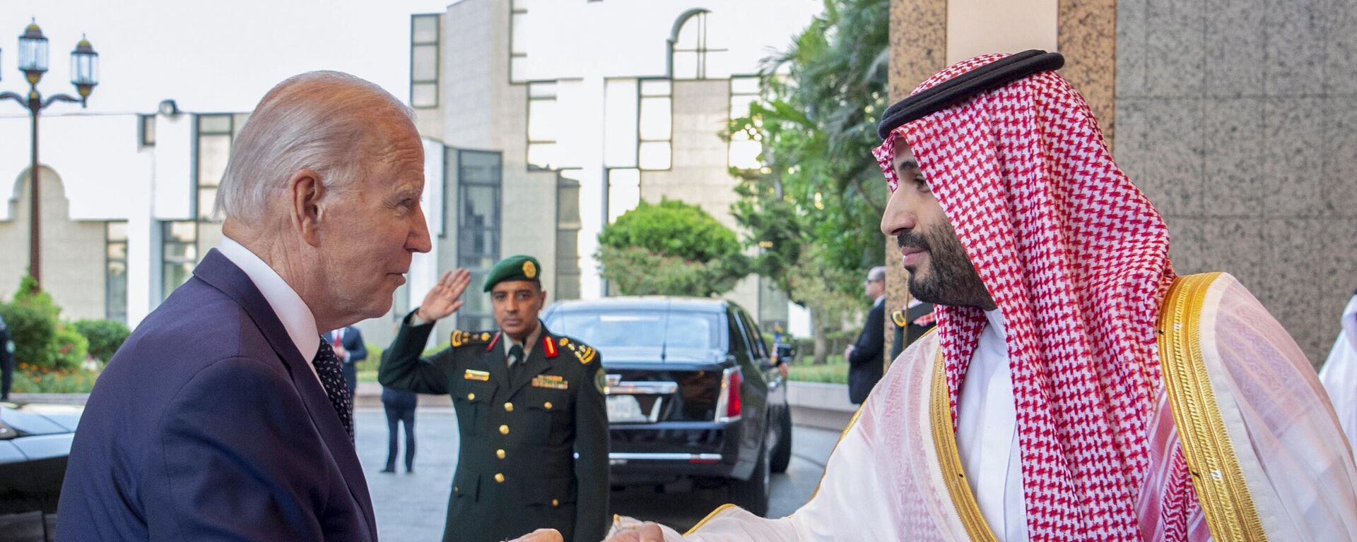 Наследный принц Саудовской Аравии Мухаммед ибн Салман Аль Сауд и президент США Джо Байден во время встречи во дворце Аль-Салам в Джидде  - Sputnik Молдова, 1920, 05.07.2023