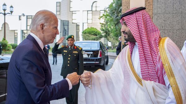 Наследный принц Саудовской Аравии Мухаммед ибн Салман Аль Сауд и президент США Джо Байден во время встречи во дворце Аль-Салам в Джидде  - Sputnik Молдова