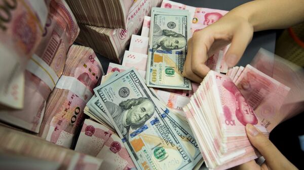 Un angajat al unei bănci chinezești numără bancnote de 100 de yuani și bancnote în dolari americani - Sputnik Moldova