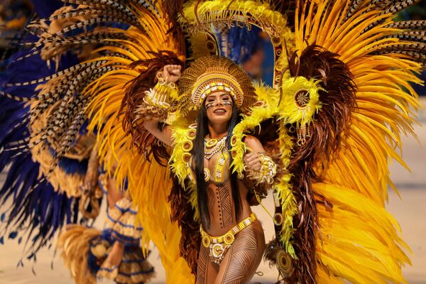 Un artist al Asociației Culturale Caprichoso concertează în timpul festivalului anual de folclor cunoscut sub numele de Boi Bumba la Bumbodromo, în Parintins, o insulă de pe râul Amazon, la aproximativ 370 km est de Manaus, nordul Braziliei, pe 30 iunie 2023. Boi Bumba este considerat cel mai mare în aer liber, care este interpretată de două părți concurente, Garantido (în roșu) și Caprichoso (în albastru), timp de trei nopți în ultimul weekend din iunie. Temele, costumele și cântecele se bazează pe culturile native de-a lungul râului Amazon. Plutitorul poate avea peste 30 de metri înălțime. (Foto de MICHAEL DANTAS / AFP) - Sputnik Moldova