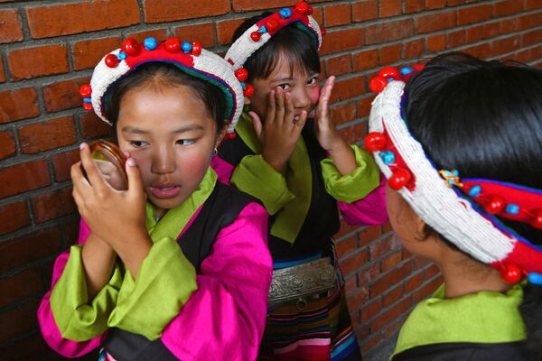 Тибетские девочки готовятся к торжественному выступлению по случаю 88-летия духовного лидера Далай-ламы в школе Намгьял в Катманду, Непал. - Sputnik Молдова