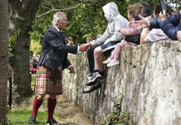 Regele Marii Britanii Carol al III-lea se întâlnește cu membrii publicului în timpul vizitei sale la Casa Kinneil din Edinburgh, Scoția, luni, 3 iulie 2023, marcând prima Săptămâna Sfântă de la încoronarea sa. (Andrew Milligan/Pool Photo via AP) - Sputnik Moldova
