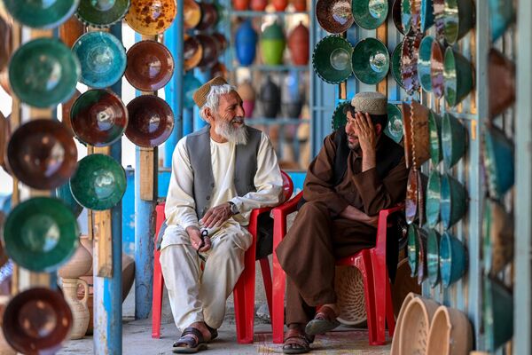 Продавцы сидят перед магазинами, торгующими глиняной посудой на рынке в районе Истали, Кабул. - Sputnik Молдова