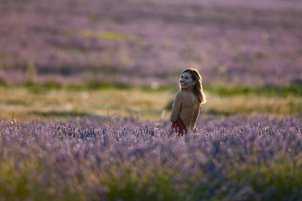Женщина фотографируется на плантациях лаванды в Бахчисарайском районе у села Тургеневка в Крыму - Sputnik Молдова
