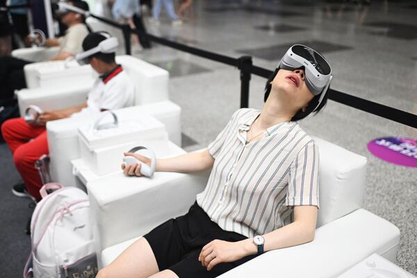 Посетительница выставки тестирует продукт оборудования виртуальной реальности. - Sputnik Молдова